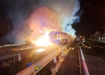 Accidente de tránsito en la Ruta 5 Sur: camión chocó contra un automóvil y posteriormente se incendió.