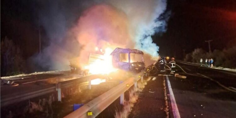 Accidente de tránsito en la Ruta 5 Sur: camión chocó contra un automóvil y posteriormente se incendió.