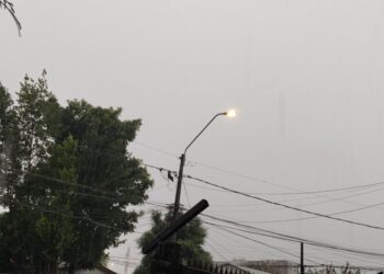 Una tormenta desconocida en años azota Los Ángeles: intensas lluvias, truenos y relámpagos.