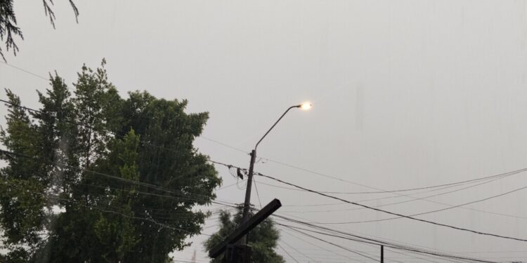 Una tormenta desconocida en años azota Los Ángeles: intensas lluvias, truenos y relámpagos.