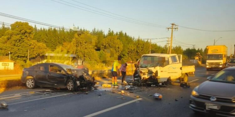 Accidente frontal de alta energía en el sector norte de Los Ángeles causa un fallecido y varios heridos.