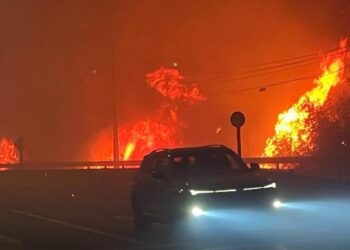 Incendio forestal descontrolado arrasa durante la madrugada importantes poblaciones de Penco y Lirquén.