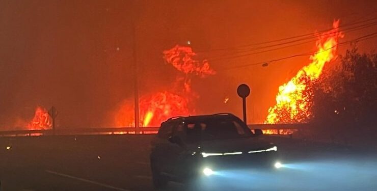 Incendio forestal descontrolado arrasa durante la madrugada importantes poblaciones de Penco y Lirquén.