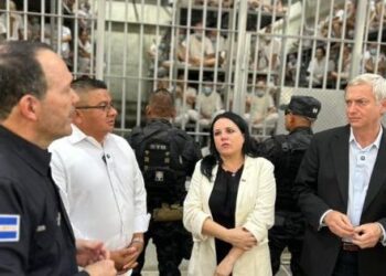 Kast llega a la megacárcel de El Salvador y reitera su compromiso con la seguridad.