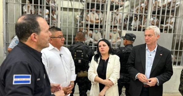 Kast llega a la megacárcel de El Salvador y reitera su compromiso con la seguridad.