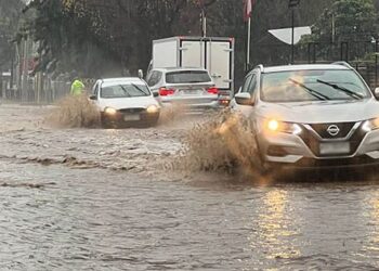 Senapred advierte sobre lluvias fuertes y peligro de aluviones en Colina y Lo Barnechea.