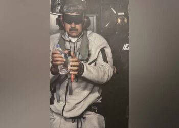 Trump comparte la primera imagen de Nicolás Maduro arrestado: «A bordo del USS Iwo Jima».