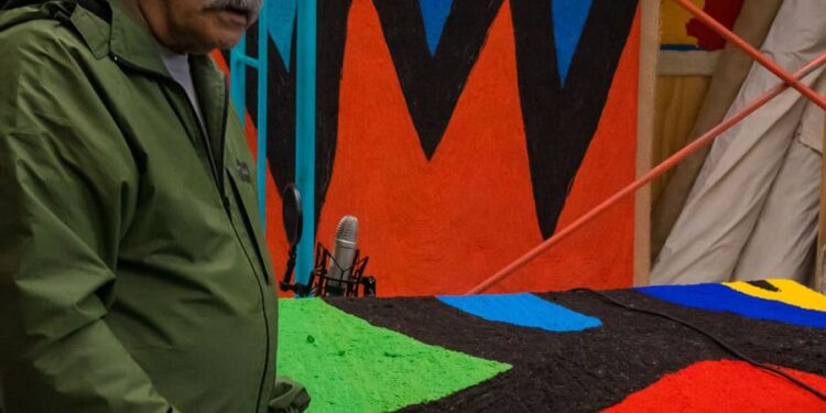 Mono González da el vamos a su mural textil “Todos los fuegos, el fuego” en la Biblioteca Nacional de Chile.