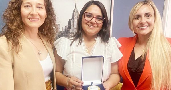 Mujeres Líderes Políticas rinde homenaje a Ruth Hurtado por su destacada trayectoria.