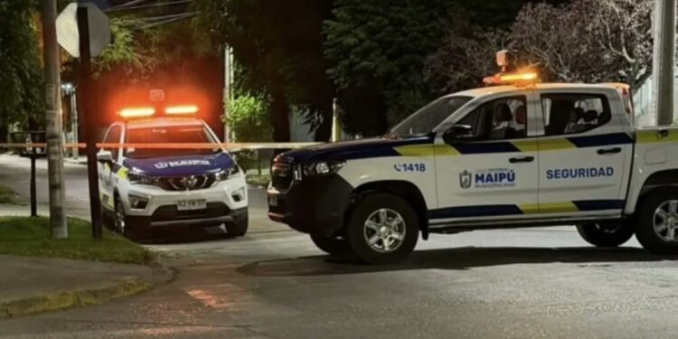 Exfuncionario de la FACh disparó y asesinó a dos delincuentes que intentaron robarle su auto en Maipú; un tercero logró huir.