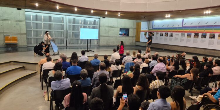 Metro de Santiago festeja sus 50 años con una campaña cultural que une relatos de amor y la ciudad.