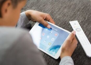 Francia avanza en la prohibición de redes sociales para cabros menores de 15 años.