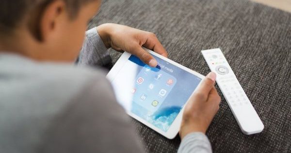 Francia avanza en la prohibición de redes sociales para cabros menores de 15 años.