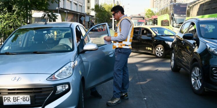 Autoridades intensifican la revisión y seguridad en las terminales de buses.