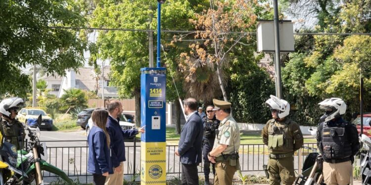 Providencia mejora la seguridad vecinal con tótems de emergencia en las plazas y un aumento histórico de cámaras de vigilancia.