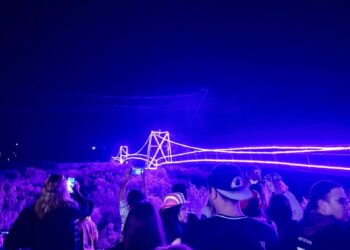 Más de 2,000 personas se unieron a la tradicional iluminación del puente en La Cruz.
