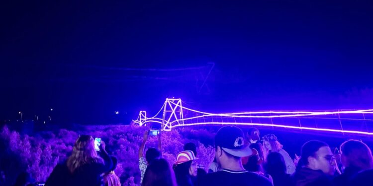 Más de 2,000 personas se unieron a la tradicional iluminación del puente en La Cruz.