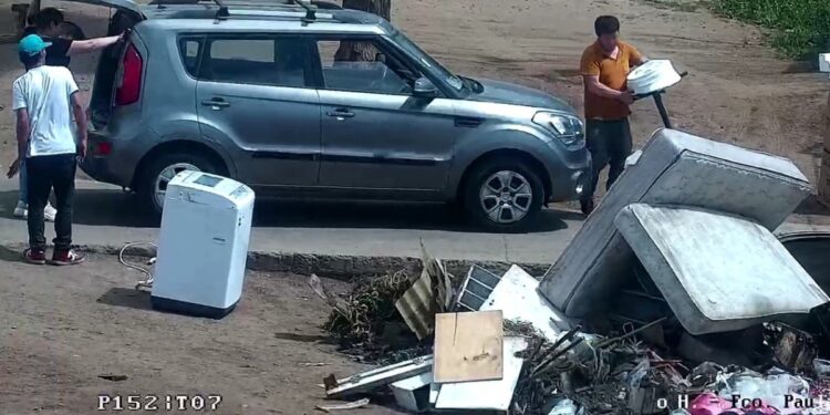 Casi 200 multas han sido impuestas por el vertido ilegal de basura en San Antonio.