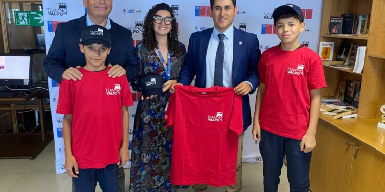 Se entrega ropa deportiva a destacados karatecas del programa Team Valpo.
