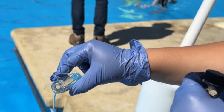 Inspectan la piscina municipal de La Cruz para proteger la salud de la comunidad y prevenir riesgos en la temporada de verano.
