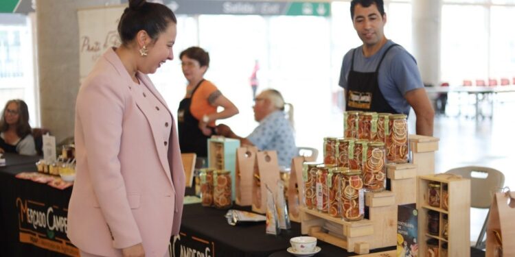 Acuerdo impulsará la comercialización de la agricultura familiar campesina e indígena en Valparaíso.