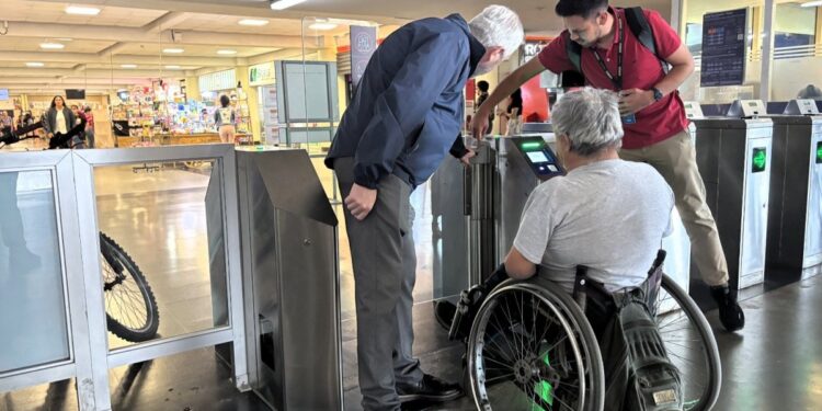 Comienza la implementación gradual de las nuevas puertas de accesibilidad universal en el Metro de Valparaíso.