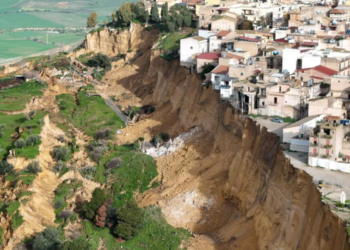 Intensas lluvias provocan un deslizamiento de tierra que pone a un pueblo italiano en riesgo de colapso en Sicilia.