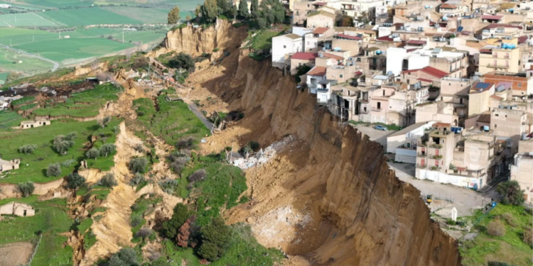 Intensas lluvias provocan un deslizamiento de tierra que pone a un pueblo italiano en riesgo de colapso en Sicilia.