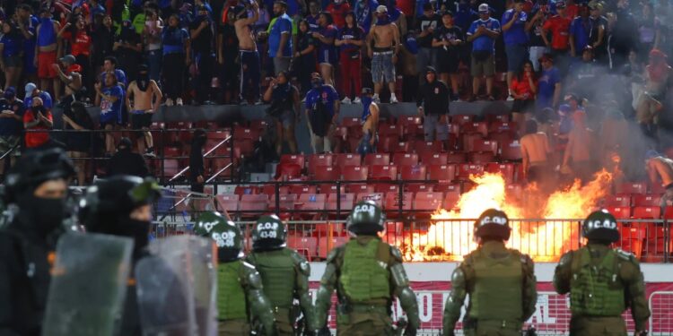 La Universidad de Chile interpuso querellas contra los cuatro arrestados por los serios incidentes en el Estadio Nacional.