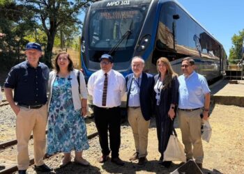 EFE informa que pronto comenzarán a operar los nuevos buscarriles del ramal Talca–Constitución.