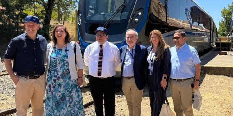 EFE informa que pronto comenzarán a operar los nuevos buscarriles del ramal Talca–Constitución.