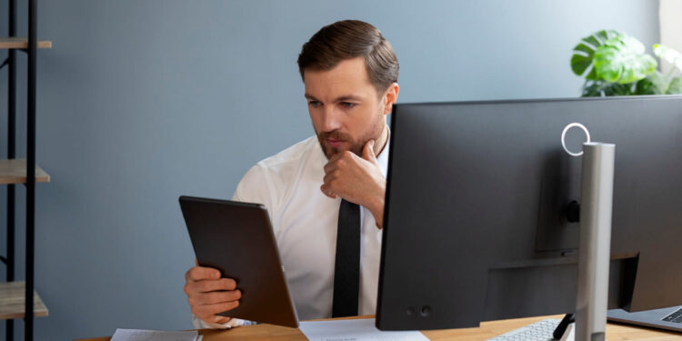 Empleos para profesionales universitarios bajan un 17% en un año.