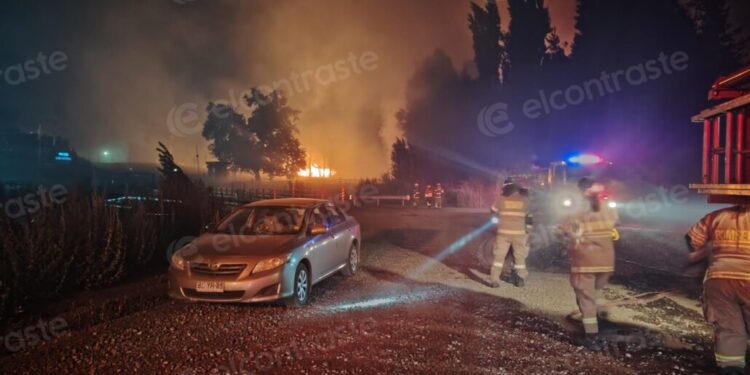 Incendio forestal descontrolado en Los Ángeles: Varios hogares amenazados.