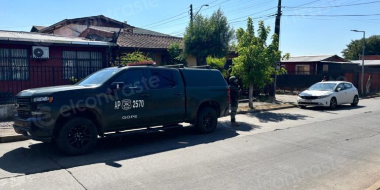 Extensa operación policial cerca del centro de Los Ángeles por un allanamiento.