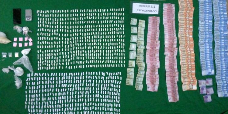 Gendarmería realiza intervención en instalaciones donde residen 1.100 internos en las cárceles de la región de Valparaíso.