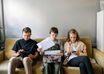 Estudio muestra que los jóvenes en Chile le dan menos importancia al trabajo en sus planes a futuro.