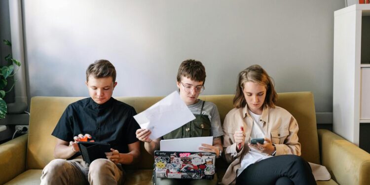 Estudio muestra que los jóvenes en Chile le dan menos importancia al trabajo en sus planes a futuro.