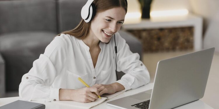 Cinco motivos por los cuales los chilenos optan por estudiar educación superior en línea en el extranjero.