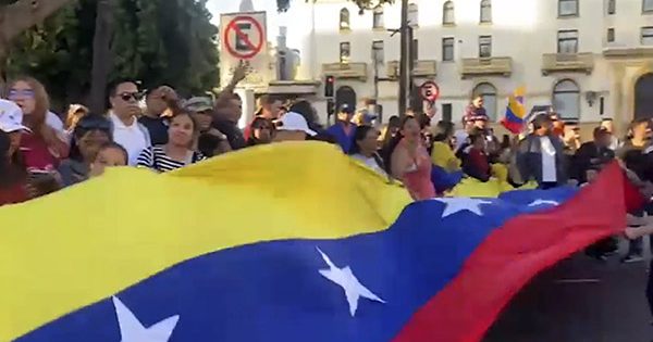 Cadem: 63% de los chilenos apoya la intervención de EE.UU. en Venezuela.
