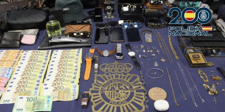 La policía española desmantela una banda criminal chilena especializada en robos en viviendas en Málaga.