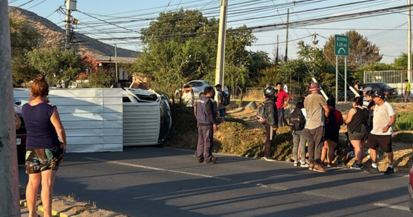 Accidente de auto en Lampa deja vehículo volcado.