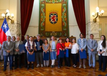 Con la participación de 300 escritores, se llevó a cabo la entrega de los Premios Literarios Santiago 2025.