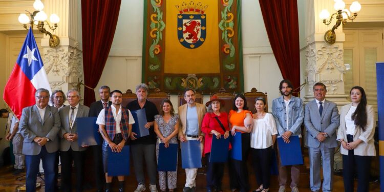 Con la participación de 300 escritores, se llevó a cabo la entrega de los Premios Literarios Santiago 2025.