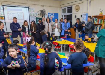 Alcalde Desbordes le pide a la directora del SLEP Santiago Centro que no eche pie atrás en las medidas implementadas.