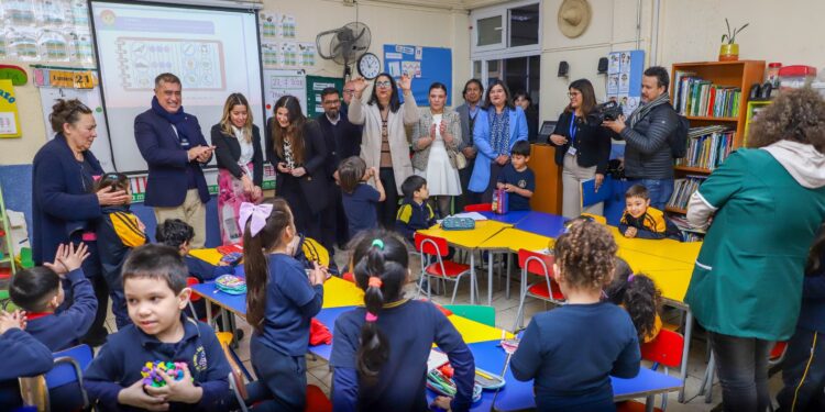 Alcalde Desbordes le pide a la directora del SLEP Santiago Centro que no eche pie atrás en las medidas implementadas.