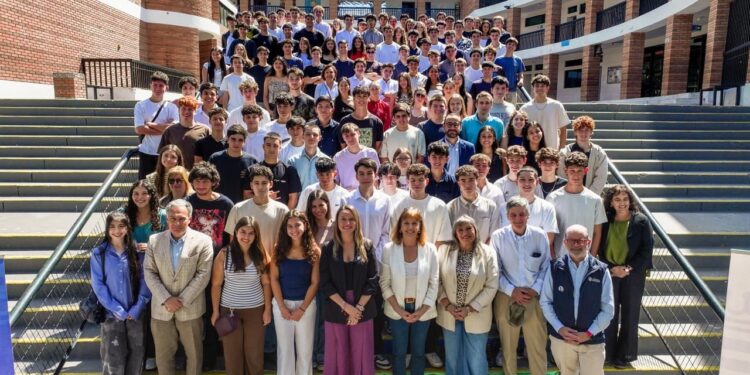 Alcaldesa de Las Condes celebra a los cabros de la comuna que sacaron puntajes top en la PAES.