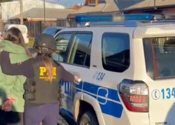 Detienen en Parral a mujer por múltiples robos con órdenes de arresto activas.