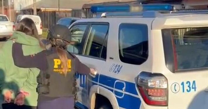 Detienen en Parral a mujer por múltiples robos con órdenes de arresto activas.