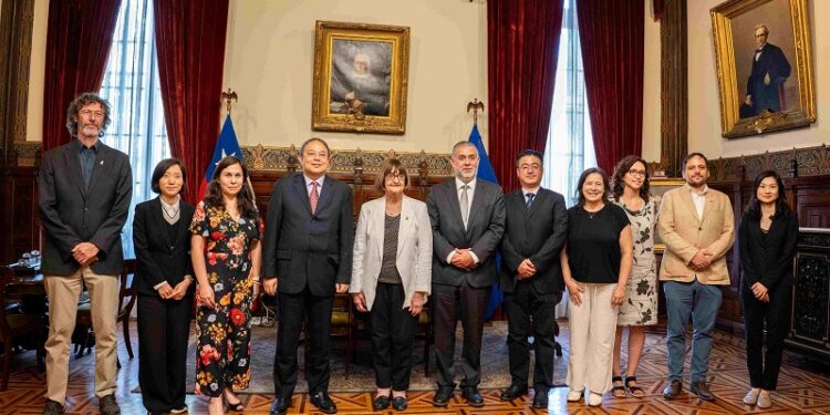 CGE y la U. de Chile firman un relevante acuerdo de colaboración técnica y académica.