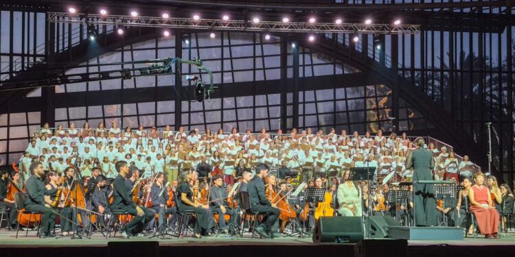 Estreno mundial de “Raíces y Alas” dio partida a una nueva versión del Gran Concierto por la Hermandad.